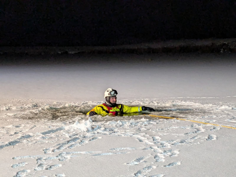 Archivbild DLRG-Wasserretter bei einer Eisrettungsübung